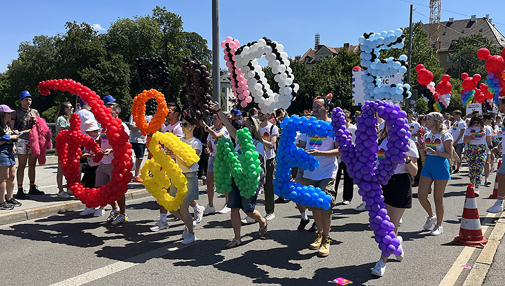 CSD München 2022 Parade auf der Reichenbachbrücke (©Foto: Martin Schmitz)